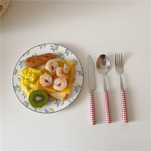 Ensemble de couverts en acier inoxydable avec manches en plastique à carreaux rouges, cuillère, fourchette, couteau, couverts de table classiques pour un usage domestique - Product Image 3