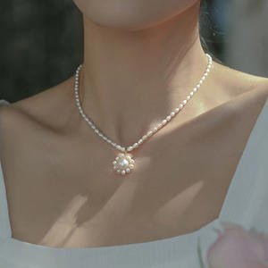 Collar de Perlas de Agua Dulce de 4.5mm con Cuentas Pequeñas en Forma de Arroz y Colgante Retro de Girasol en Plata 925, Cadena de Clavícula de Lujo Minimalista - Product Image 1