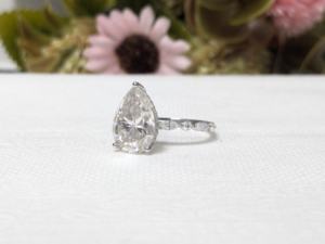 Bague de fiançailles vintage chrétienne Lurba Jewels 4 carats en moissanite taille poire de luxe avec accent solitaire en diamant pour femme, en or blanc massif 18 carats - Product Image 5