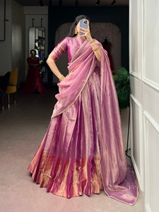 Sari Lehenga en soie irisée rose mauve avec ourlet tissé en brocart doré large et blouse de créateur assortie Prayosha Enterprise - Product Image 2
