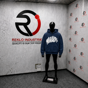 Sweat-shirt à capuche bleu marine avec lettrage graffiti blanc audacieux, style streetwear oversize, mode urbaine décontractée moderne - Product Image 3