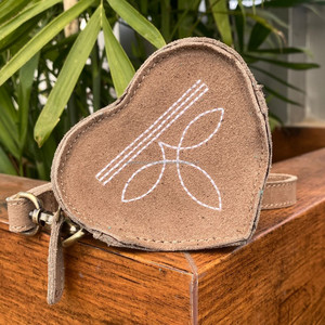 2024 porte-monnaie en cuir suédé à la mode de style occidental pour les femmes Portable en cuir véritable en forme de coeur pochette à monnaie - Product Image 3