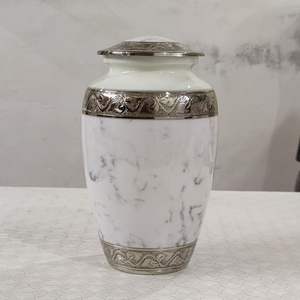 Urna de estilo americano con diferentes diseños utilizada para guardar recuerdos. - Product Image 3