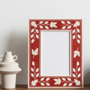Cadre photo décoratif artisanal en os incrusté de motifs floraux rouges - Product Image 2