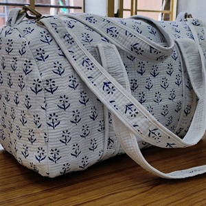 Sac de voyage matelassé en coton fait main avec imprimé floral bleu, poignées robustes, fermeture éclair, sac de week-end portable - Product Image 3