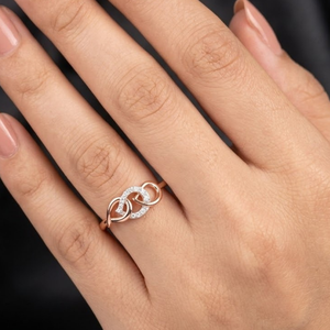 Bague de créateur en or rose 14 carats avec diamant véritable |   Bague de mariage pour femme sertie de pierres rondes de 0,15 carat |   Cadeau de bijoux élégants et raffinés pour elle - Product Image 1