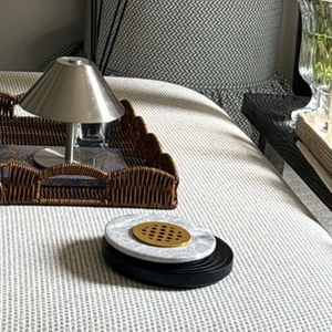 Ensemble de brûleurs d'encens en résine de forme ronde, accompagné de sous-verres en bois rainurés et de grilles métalliques dorées perforées pour la décoration de la maison - Product Image 4