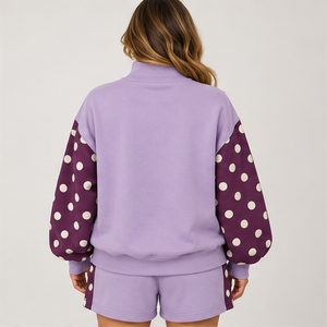 Conjunto de 2 piezas para mujer: Sudadera de cuello alto con hombros caídos y mangas de lunares color lavanda, y pantalones cortos a juego. Venta al por mayor personalizada. - Product Image 2