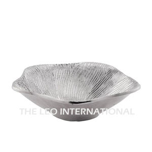 Nouveau bol de service décoratif en métal doré, forme artistique, accent moderne unique de style japonais pour la salle à manger et la présentation - Product Image 2