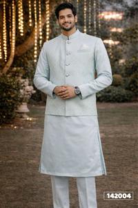 Conjunto de Kurta y Pijama de Diseño para Hombre con Chaqueta Jacquard y Kurta de Seda Satinada - Product Image 2