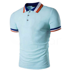 Polo de manga corta azul claro para hombre con cuello y puños coloridos, diseño casual de punto sólido. - Product Image 1