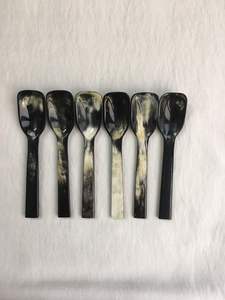 Cuchara de servir moderna ecológica hecha a mano de cuerno de búfalo para tablas de quesos y mantequilla, utensilio pulido - Product Image 1
