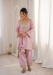 ชุดเซ็ต Antra Lifestyle สีชมพู ผ้าไหม ซัลวาร์ คามีซ ประดับกระจก ลูกไม้ แห้งเร็ว เสื้อคุर्ติสั้น กางเกงขายาว ทรงปกติ สไตล์อินเดียสมัยใหม่ - Product Image 5