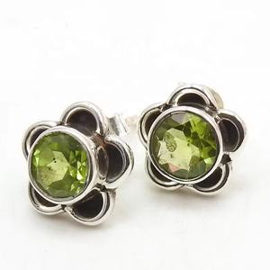 Boucles d'oreilles clous en péridot facetté cabochon, argent sterling 925, forme de fleur tendance, sertissage en canal, bijoux fins uniques, cadeau pour - Product Image 1