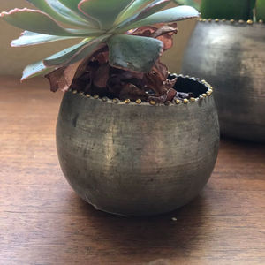 Maceta de exterior atemporal, soporte para plantas, perfecta para jardín, balcón, patio y decoración del hogar, hecha a mano en India. - Product Image 1