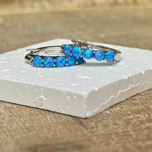 Pendientes de Aro de Ópalo Azul, Plata de Ley 925, Huggies, Joyería con Piedra de Nacimiento de Octubre, Regalo para Ella, Estilo Delicado - Product Image 3