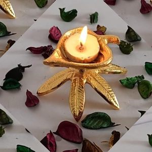 Portavelas Decorativo de Metal con Hojas Doradas para Decoración del Hogar y Festividades - Product Image 4