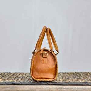 Bolso de cuero genuino hecho a mano, moderno, con grabado artesanal, producto de lujo personalizado para chicas, bolso de cuero con tallado a mano. - Product Image 2