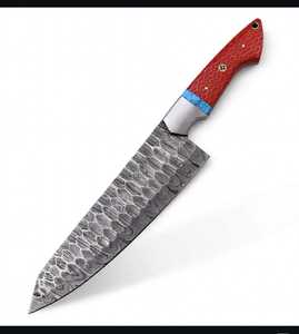 Couteau de chef artisanal en acier Damas martelé avec manche en résine nid d'abeille rouge - Product Image 1