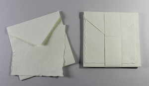 Carte personnalisée de 250 g/m² à bords festonnés avec enveloppe assortie, papier recyclé fait main à partir de fibres de coton - Product Image 4