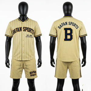 Conjunto de camiseta sin mangas y pantalones cortos de poliéster suave con panel de rayas en contraste y bordado de logotipo personalizado. - Product Image 3