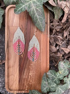 Pendientes elegantes con flecos y cuentas de color rosa y blanco, hechos a mano, estilo bohemio, accesorios elegantes para mujeres y niñas, a la moda - Product Image 4