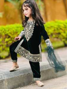 Ensemble Salwar Kameez de Luxe pour Enfants en Velours Vert Émeraude, Broderie Lourde, Tenue Ethnique pour Filles, Qualité Boutique, Hiver, Fête, Bollywood - Product Image 3
