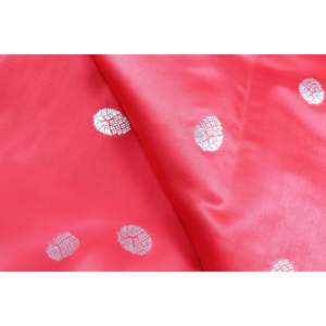 Tela Brocada de Poliéster con Bordado Floral Rojo - 44 Pulgadas de Ancho, Textura Suave de Encaje con Detalles Plateados por Metro - Product Image 1
