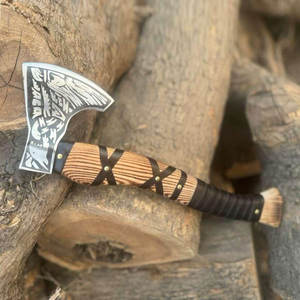 Hache à barbe de style industriel d'inspiration nordique de haute qualité avec manche en bois sculpté et tête en acier détaillée pour collection et exposition - Product Image 2