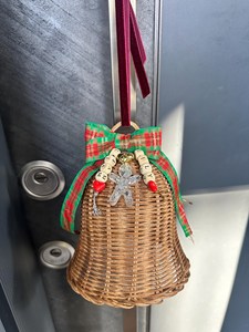Ornement cloche en rotin naturel avec nœud écossais et breloque pain d'épices, décoration de Noël traditionnelle à suspendre pour l'intérieur - Product Image 4