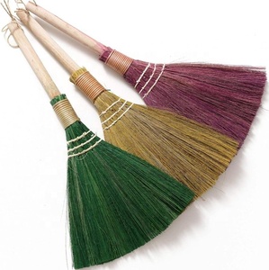 Balai en herbe du Vietnam coloré de taille moyenne avec manche en bambou - Product Image 2