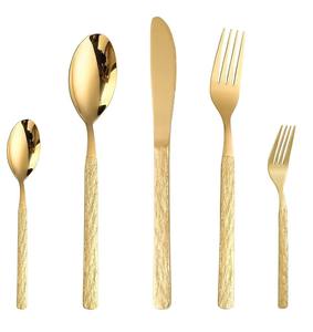 Ensemble de couverts au design unique avec poignées en acier inoxydable aux tons chauds ajoute une touche de personnalité sans compromettre l'élégance. - Product Image 6