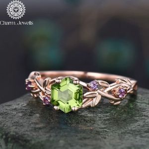 Bague de fiançailles Charm_Jewells pour femme en or 18 carats avec moissanite taille coussin certifiée IGI 3 grammes, motif végétal vintage, sertie à griffes - Product Image 4