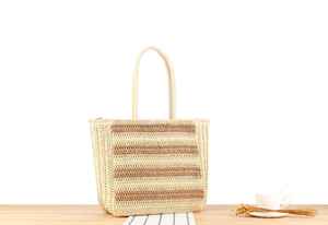 Define tu estilo de temporada con este clásico bolso de hilo natural, con correas tejidas profesionalmente y textura fina. - Product Image 3