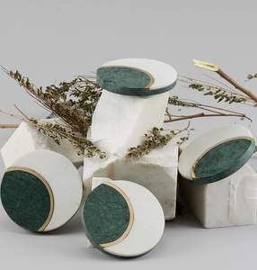 Sous-verres ronds en marbre blanc et vert avec incrustations en laiton pour verres, cocktails, thé, tasses à café et cadeaux - Product Image 1