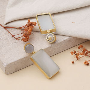 Pendientes colgantes rectangulares de cristal |   Pendientes Minimalistas de Latón Chapado en Oro de 18K - Product Image 2