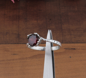 Bague solitaire classique bohème délicate en argent sterling 925 sertie de grenat rouge taille brillant, faite à la main, certifiée unisexe - Product Image 5