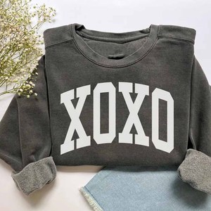 Sudadera XOXO Premium de Cuello Alto en Felpa de Algodón para Mujer, Hombre, Unisex, con Estampado de Leopardo y Puntos, Estilo Pullover - Product Image 2