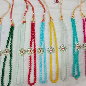 Exquisito collar de cuentas Kundan hecho a mano con motivos florales Kundan, arte tradicional y elegancia contemporánea. - Product Image 1