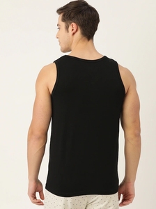 Camiseta sin mangas de algodón negra para hombre, cuello redondo, color sólido, transpirable, informal, con logo impreso en la parte delantera - Product Image 3