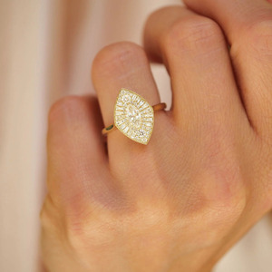 Anillo de Compromiso de Oro Amarillo de 14K con Diamante Cultivado en Laboratorio, Corte Marquesa, Estilo Art Deco - Product Image 5
