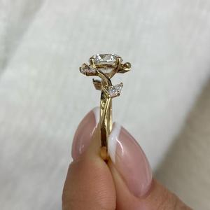 Anillo Solitario de Diamante Redondo con Corte Brillante y Diamantes Laterales Marquise, Oro Amarillo de 14K, Anillo de Compromiso con Diseño de Hoja Inspirado en la Naturaleza - Product Image 4