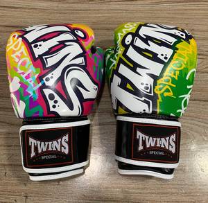 นวมชกมวยซานด้าแบบเต็มนิ้ว รุ่นพิมพ์ลายคู่แฝดใหม่ สำหรับฝึกซ้อมมวยไทย MMA คิกบ็อกซิ่ง ทำจากหนัง - Product Image 1