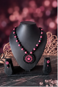Ensemble de bijoux en résine sur le thème des fleurs avec perles roses et noires, boucles d'oreilles assorties, design de pendentif circulaire - Product Image 5