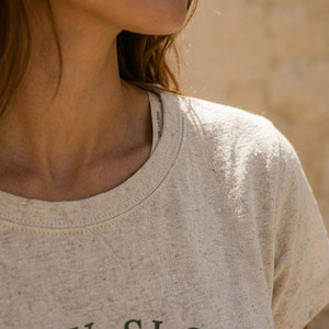 T-shirt personnalisé pour femme en jersey simple 100 % lin, doux, écologique, style Y2K - Product Image 5