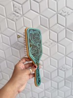 Brosse à cheveux en cuir et bois de haute qualité, faite à la main, avec un design floral sculpté pour le massage du cuir chevelu, de forme rectangulaire