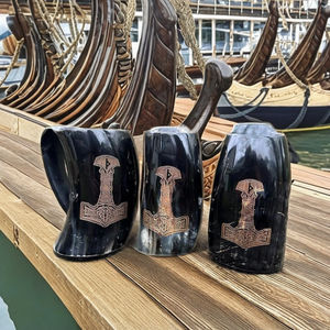 Mjolnir Thor - Corne à boire gravée à la main avec bouchon coulissant - Coffret cadeau inclus - Cadeau idéal par World Craft Impex - Product Image 2