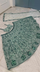 Lehenga en Georgette avec motifs arc-en-ciel, broderies Dori et fil, et chemisier en Georgette, et dupatta en résille. - Product Image 4