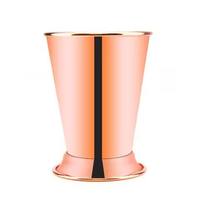 Coupe à vin en cuivre avec un profil élégant en forme de cloche, pied surélevé, lèvre large et surface réfléchissante propre pour les dîners traditionnels