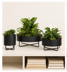 Jardinière moderne en métal noir avec support, ensemble de pots de fleurs en fer thermolaqué de luxe, support de plantes minimaliste pour intérieur et extérieur - Product Image 1